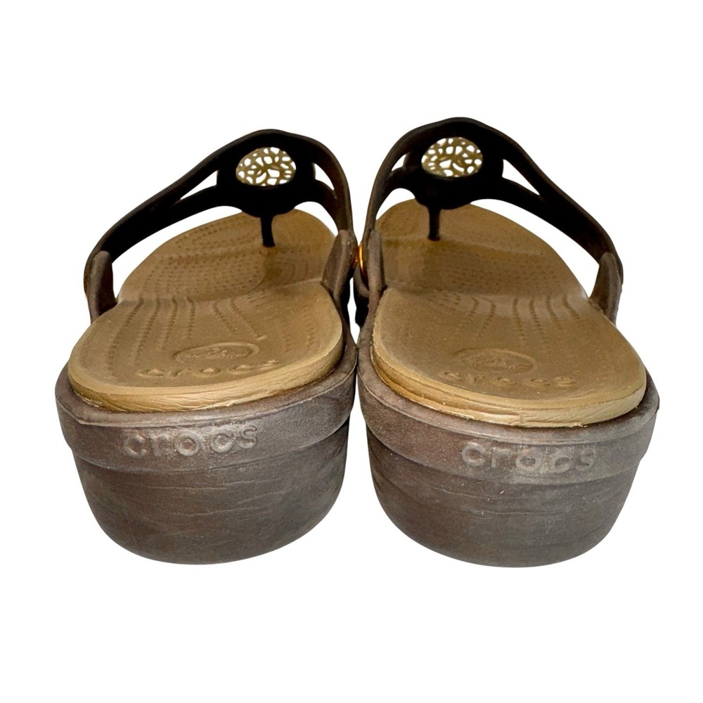 CROCS Womens Sanrah Sandals Gold Circle Medallion Brown Wedge Summer Beach 10W - Picture 5 of 7